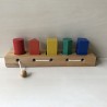 Houten rijgspel.
