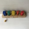 Houten rijgspel.