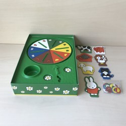 Nijntje : Nijntje voert de dieren.