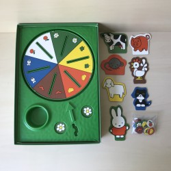 Nijntje : Nijntje voert de dieren.