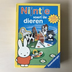 Nijntje : Nijntje voert de dieren.