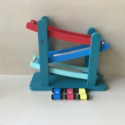 Houten autobaan. Roetsjbaan .