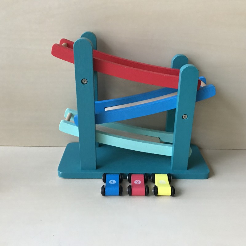 Houten autobaan. Roetsjbaan .