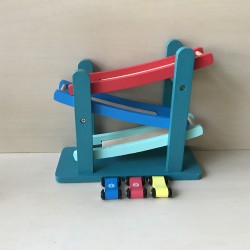 Houten autobaan. Roetsjbaan .
