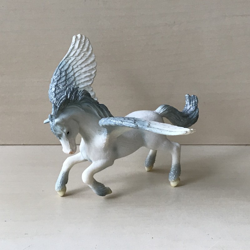Schleich : paard met vleugels. 12 cm. hoog en 15 cm. lang.