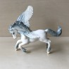 Schleich : paard met vleugels. 12 cm. hoog en 15 cm. lang.