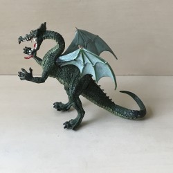 Plastoys : Groene draak. 12,5 cm. hoog. 18 cm. lang.