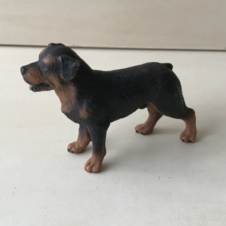 Hond 11 cm. lang en 7 cm. hoog
