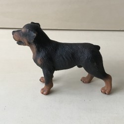 Hond 11 cm. lang en 7 cm. hoog