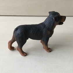 Hond 11 cm. lang en 7 cm. hoog