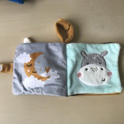Stoffen boekje : Dieren. Knisperboekje met spiegeltje.