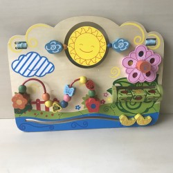 Houten activitybord. Kan aan de box