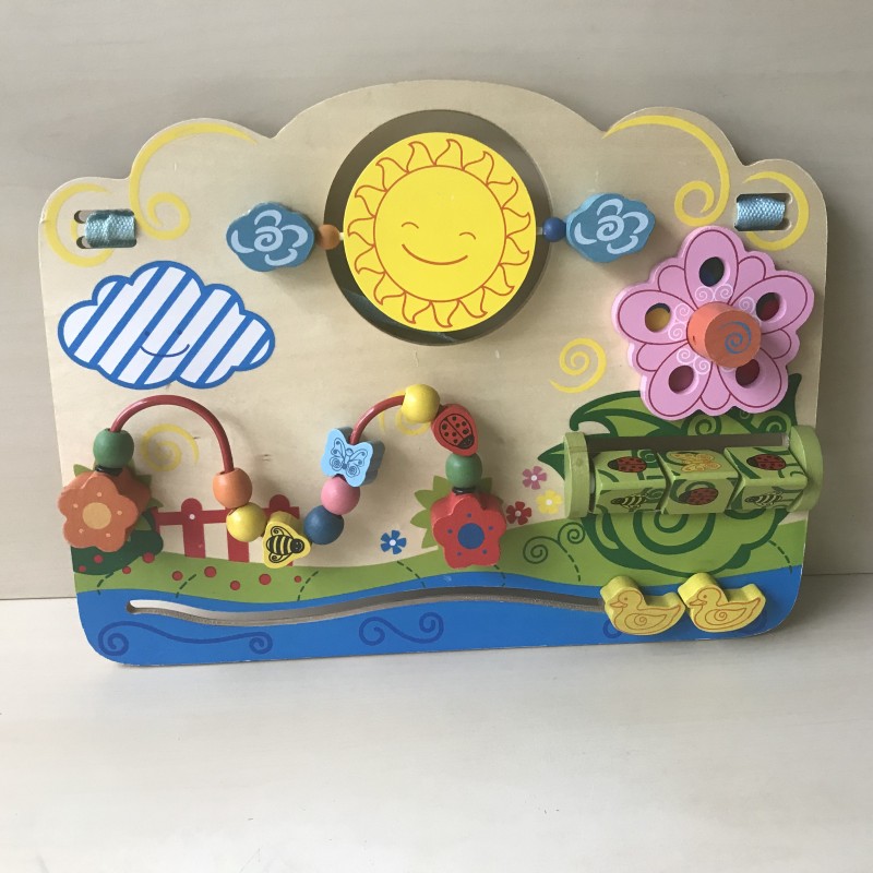 Houten activitybord. Kan aan de box