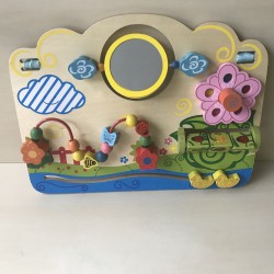 Houten activitybord. Kan aan de box