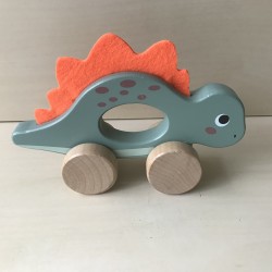 Houten dino babyfiguurtje met wielen.