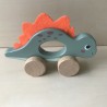 Houten dino babyfiguurtje met wielen.