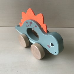 Houten dino babyfiguurtje met wielen.