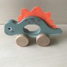 Houten dino babyfiguurtje met wielen.