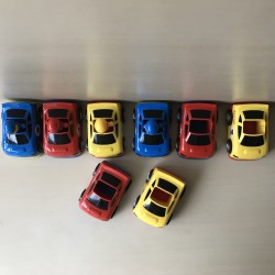 8 kunststof auto’s
