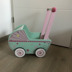 Houten poppenwagen.