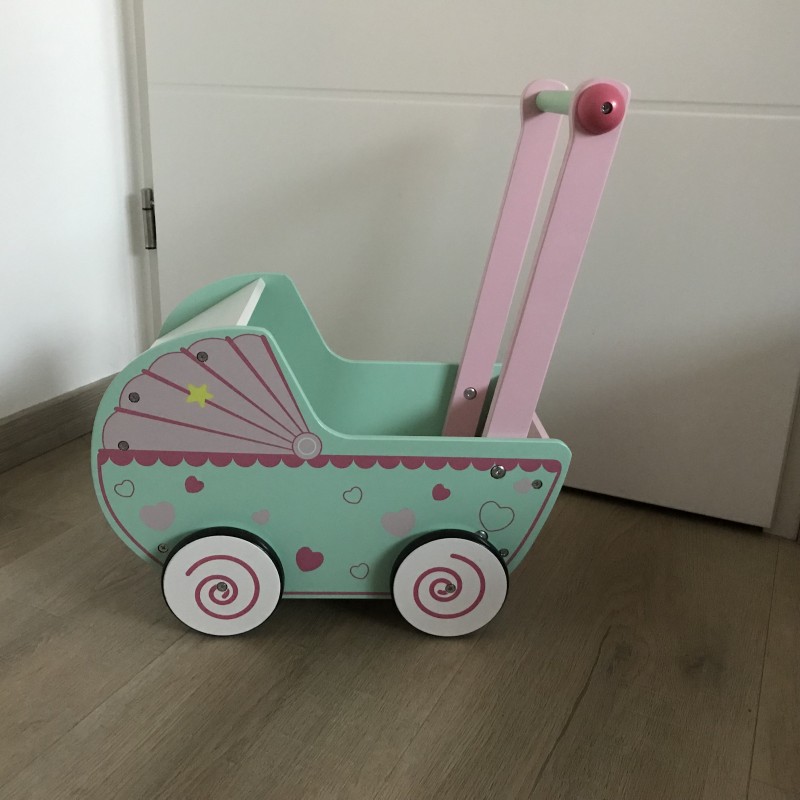 Houten poppenwagen.