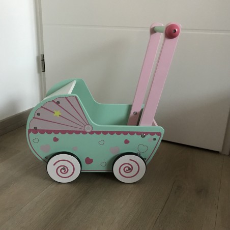 Houten poppenwagen.