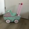 Houten poppenwagen.