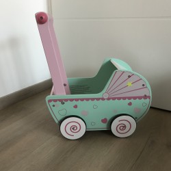 Houten poppenwagen.