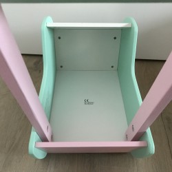Houten poppenwagen.