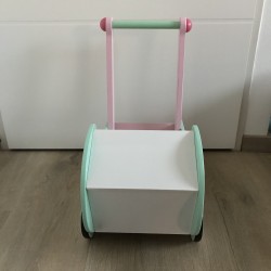 Houten poppenwagen.