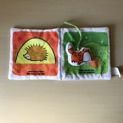 Vosje zoekt zijn holletje : Stoffen boekje. 14 x 14 cm.
