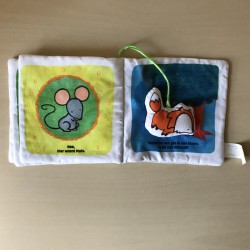 Vosje zoekt zijn holletje : Stoffen boekje. 14 x 14 cm.