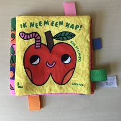 Stoffen boekje met peer op voorzijde : Stoffen boekje. 14 x 14 cm.