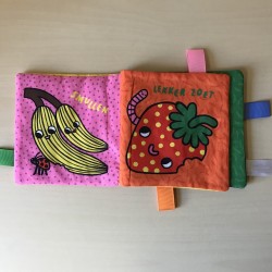 Stoffen boekje met peer op voorzijde : Stoffen boekje. 14 x 14 cm.