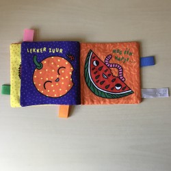 Stoffen boekje met peer op voorzijde : Stoffen boekje. 14 x 14 cm.