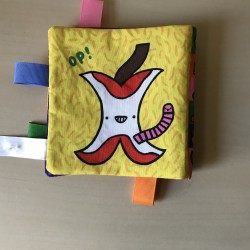 Stoffen boekje met peer op voorzijde : Stoffen boekje. 14 x 14 cm.