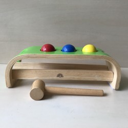 Hamerbankje met 3 ballen.