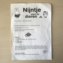 Nijntje : Nijntje voert de dieren.