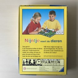 Nijntje : Nijntje voert de dieren.