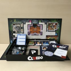 Cluedo : Het bekende misdaadspel. Maak kennis met Dr. Li-la