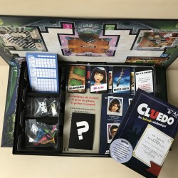 Cluedo : Het bekende misdaadspel. Maak kennis met Dr. Li-la