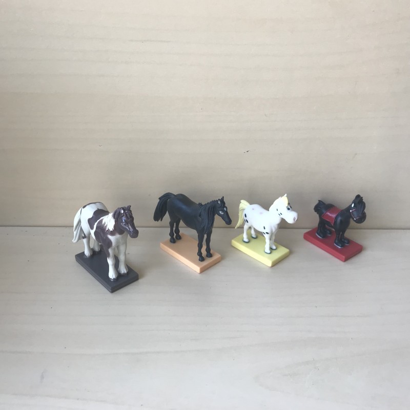4 kleine paardjes.