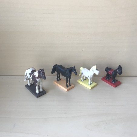 4 kleine paardjes.