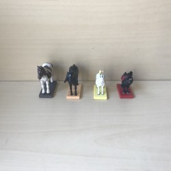 4 kleine paardjes.