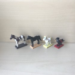 4 kleine paardjes.