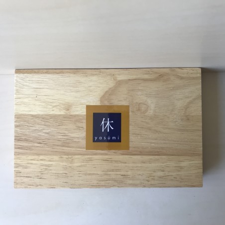 Yasúmi in een houten kist