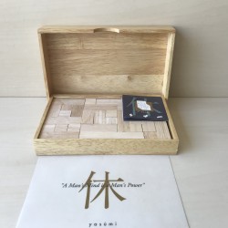 Yasúmi in een houten kist