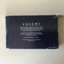 Yasúmi in een houten kist
