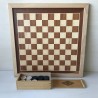 Schaakbord, dambord, met damstenen en schaakstukken.