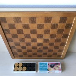 Schaakbord, dambord, met damstenen en schaakstukken.